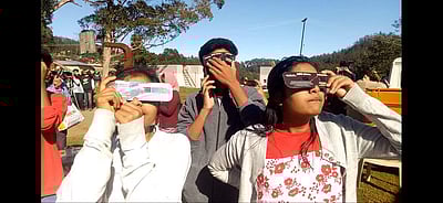 உதகையில் சூரிய கிரகணத்தை கண்டுகளித்த சுற்றுலா பயணிகள்