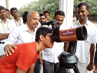 திருப்பூரில் சூரிய கிரகணத்தை பார்க்க முடியாமல் பொதுமக்கள் ஏமாற்றம்