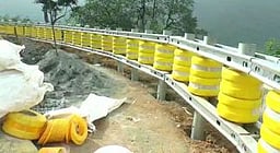 ஒகேனக்கல் கணவாய் வளைவுகளில் சுழல் உருளை ரப்பா் தடுப்புகள் அமைக்கும் பணி தீவிரம்