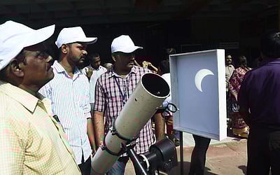 சூரிய கிரகணம் காண பொதுமக்கள் ஆர்வம்