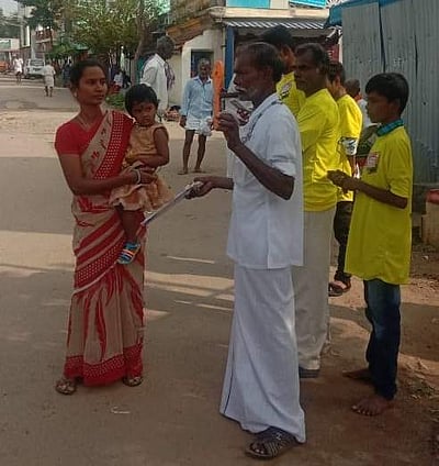 மனைவிக்கு ஆதரவாக சாவி மாலை அணிந்து வாக்கு சேகரித்த கணவன்!