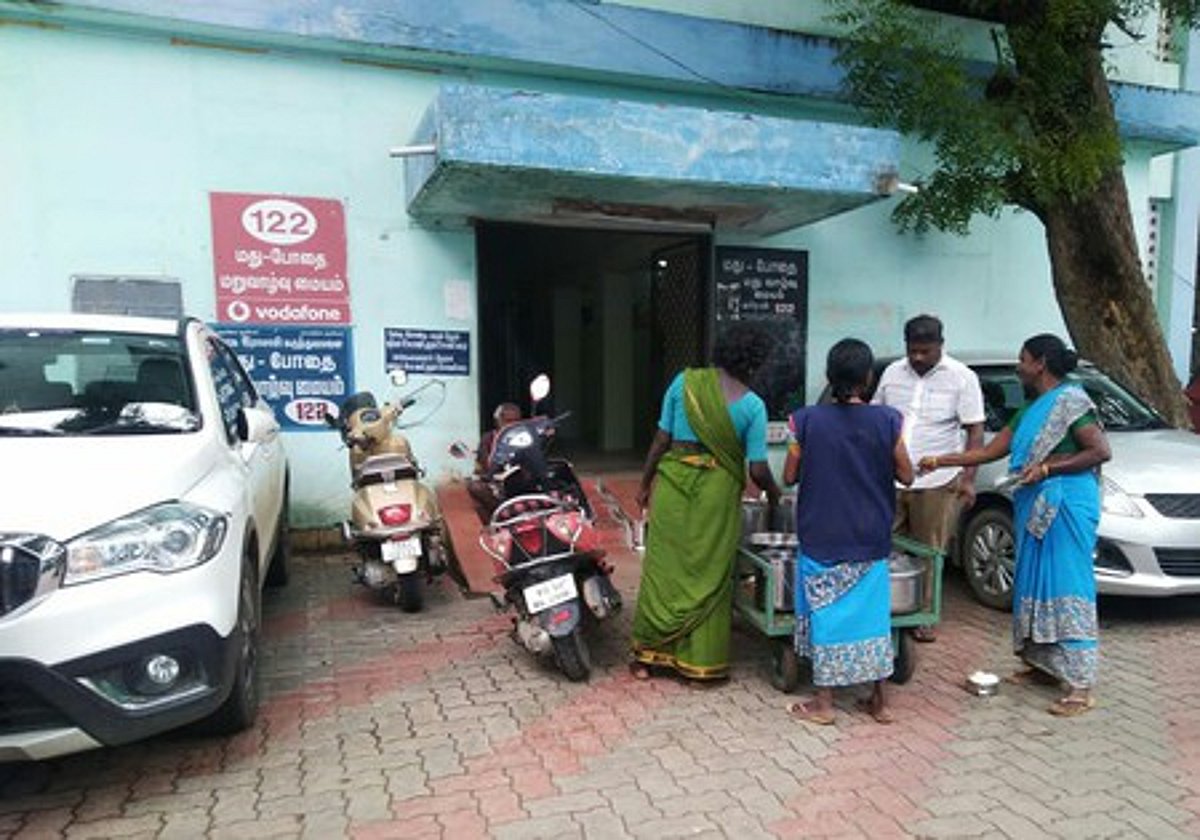 அரசு ராஜாஜி மருத்துவமனையில் உள்நோயாளிகளுக்கு நடைபாதையில் உணவு வழங்கப்படும் அவலம்!
