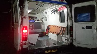 ஆம்புலன்ஸில் வந்து தேர்வெழுதிய மாணவர் சாதனை