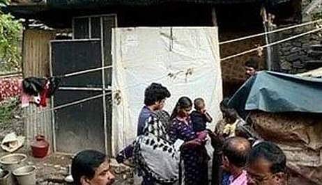 கேரளாவில் கொடுமை..! பசியினால் மண்ணை அள்ளித் தின்ற குழந்தைகள்..!