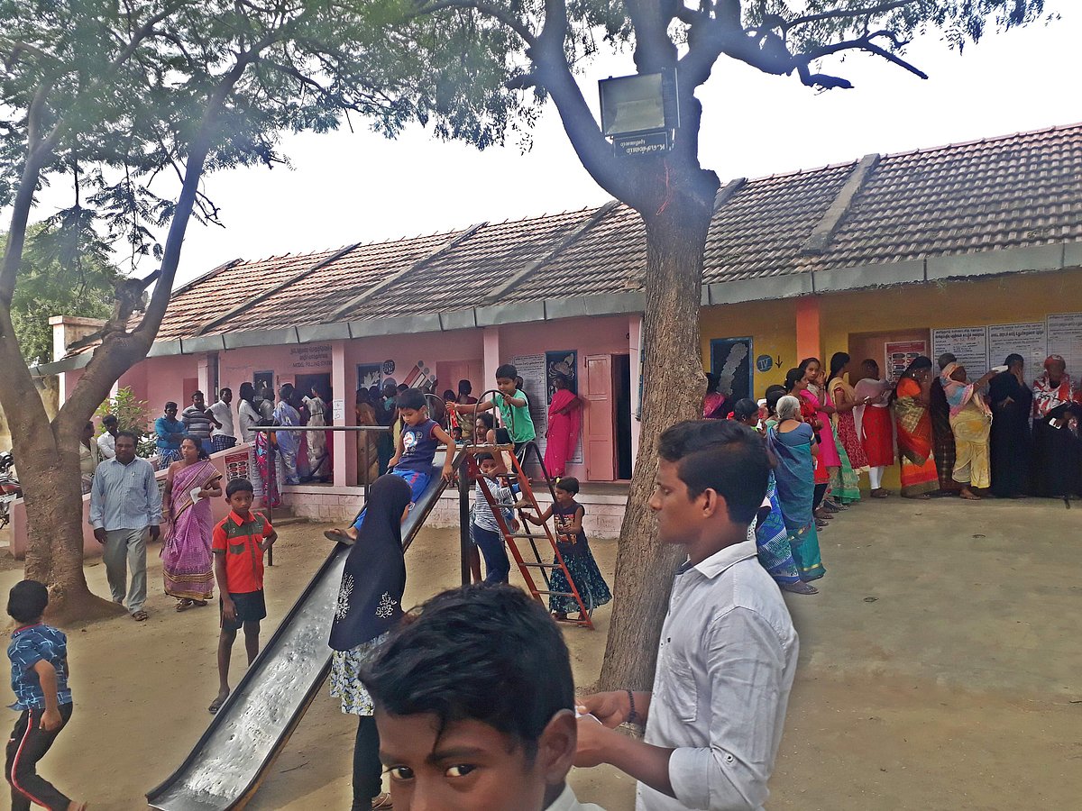 வாக்குச் சாவடியில் விளையாடி மகிழ்ந்த சிறுவர்கள்!