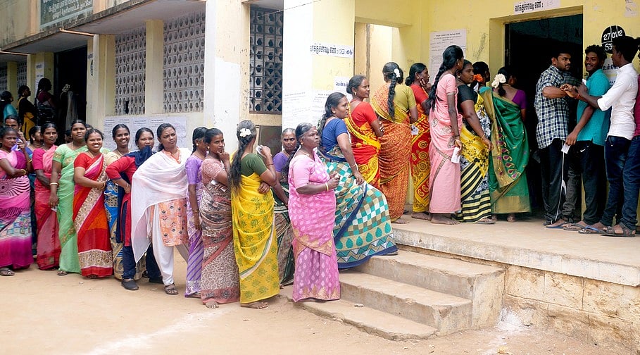 சாத்தூரில் வாக்காளர்களுக்கு அரிசிப் பை விநியோகம் செய்ததால் பரபரப்பு