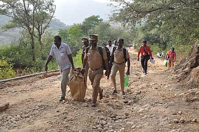 ஒரே குடும்பத்தில் 5 பேருக்காக வீட்டு வாசலில் வாக்குச்சாவடி!