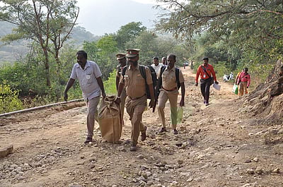ஒரே குடும்பத்தில் 5 பேருக்காக வீட்டு வாசலில் வாக்குச்சாவடி!