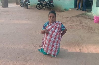 மாற்றுத்திறனாளிகளுக்கான இருசக்கர வாகனம் பழுதானதால் வாக்களிக்க சிரமம்