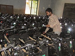 சேலத்தில் பள்ளி, கல்லூரி மாணவ, மாணவிகளுக்கு மிதிவண்டிகள், மடிக்கணினிகள்: அமைச்சா் ராஜேந்திரன் வழங்கினாா்