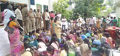 சீர்காழியில் தபால் ஓட்டு வழங்காததால் தேர்தல் பணியாளர்கள் போராட்டம்