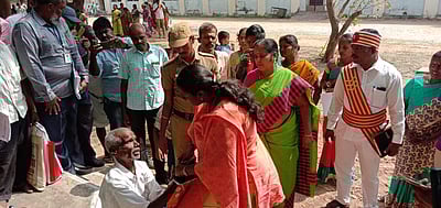 மகனுக்கு வேலை கோரி மாவட்ட ஆட்சியர் காலில் விழுந்த முதியவர்