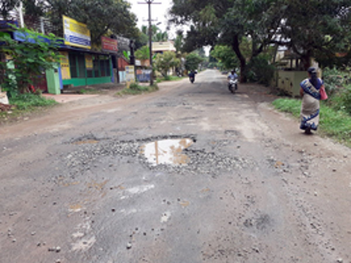 கவனிப்பாரற்ற நிலையில் எண்ணூா், சென்னை துறைமுக இணைப்புச் சாலைகள்