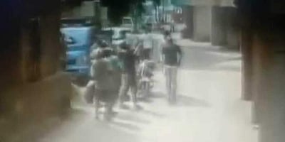 மாடியில் இருந்து விழுந்த குழந்தை: மனிதச் சங்கிலி அமைத்துக் காப்பாற்றிய இளைஞர்கள் (விடியோ)