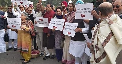 வெங்காய விலை உயர்வை கண்டித்து காங்கிரஸ் எம்.பிக்கள் ஆர்ப்பாட்டம்! ப.சிதம்பரமும் பங்கேற்பு!