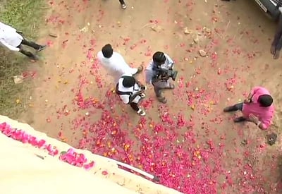 போலீஸார் மீது மலர் தூவி, தோளில் தூக்கி வைத்து கொண்டாடிய மக்கள்! மகிழ்ச்சிக் கூச்சலிட்ட பெண்கள்!