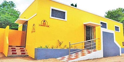 திருச்சி: மாணவிகளுக்காக கழிவறையைக் கட்டிக் கொடுத்த ஆசிரியர்! மாணவிகள் இனி வங்கிக்குச் செல்ல வேண்டாம்