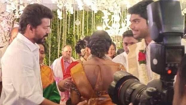 நடிகர் அதர்வாவின் தம்பி நிச்சயதார்த்த விழாவில் கலந்துகொண்ட விஜய் (படங்கள்)