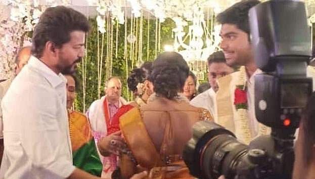 நடிகர் அதர்வாவின் தம்பி நிச்சயதார்த்த விழாவில் கலந்துகொண்ட விஜய் (படங்கள்)