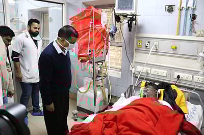 தீ விபத்தில் பாதிக்கப்பட்டவர்களை அரவிந்த் கேஜரிவால் நேரில் சந்தித்து ஆறுதல்: ரூ.10 லட்சம் நிதியுதவி அறிவிப்பு