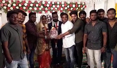 கடலூரில் சுவாரசியம்! மணமக்களுக்கு பரிசாக 'வெங்காய பொக்கே' கொடுத்த நண்பர்கள்