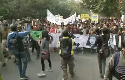 குடியரசுத் தலைவர் மாளிகை நோக்கி பேரணியில் ஈடுபட்ட ஜே.என்.யு மாணவர்கள் மீது போலீசார் தடியடி!