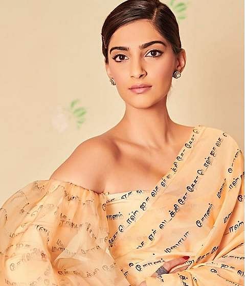 ஹிந்திப் பட விளம்பர நிகழ்சிக்குத் தமிழ் எழுத்துகள் கொண்ட புடைவையை உடுத்தி கவனம் ஈர்த்த பிரபல ஹிந்தி நடிகை!