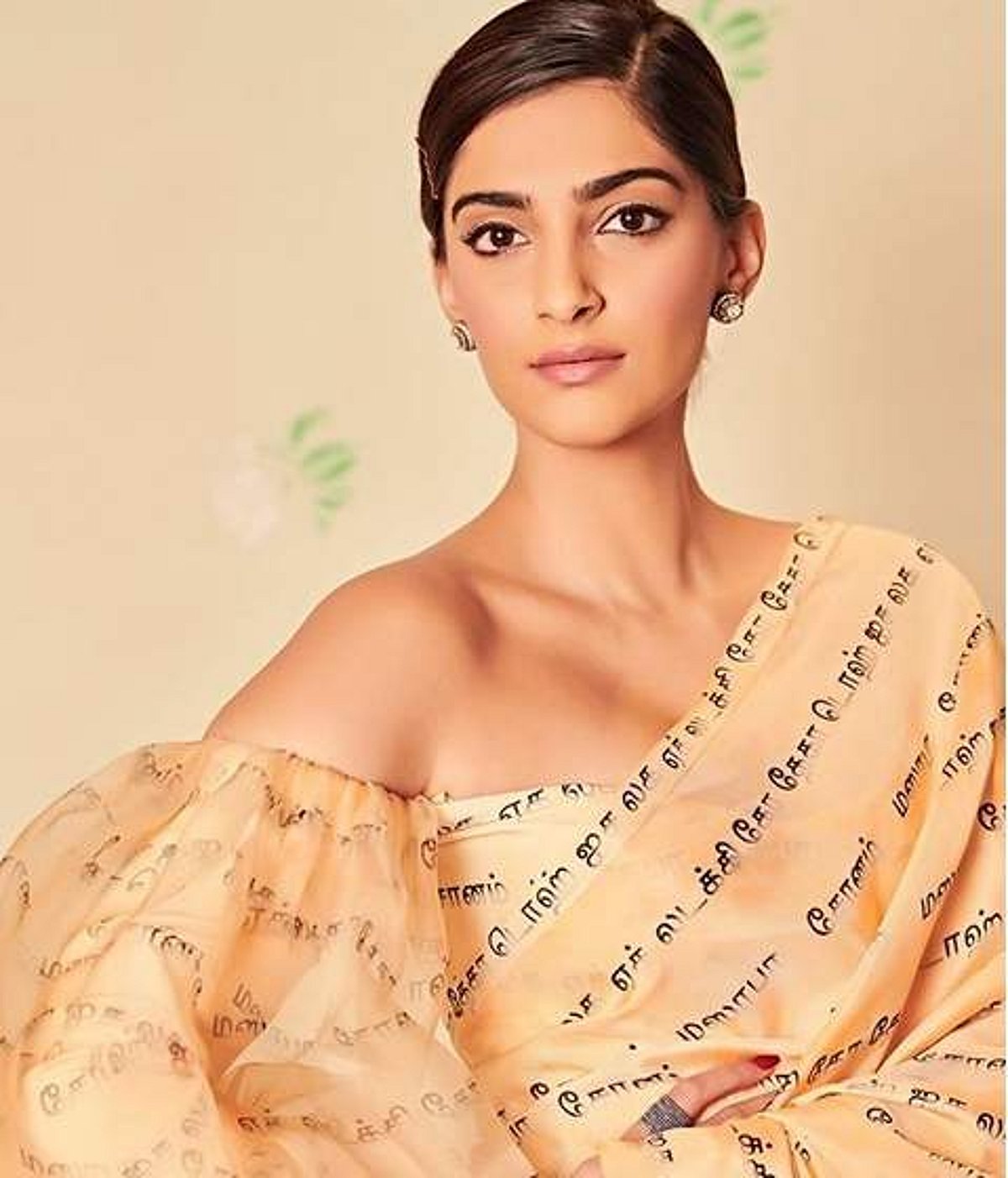 ஹிந்திப் பட விளம்பர நிகழ்சிக்குத் தமிழ் எழுத்துகள் கொண்ட புடைவையை உடுத்தி கவனம் ஈர்த்த பிரபல ஹிந்தி நடிகை!