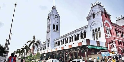 சென்னை சென்டிரல் ரயில் நிலையக் கட்டடம் 4 நாட்களுக்கு வெள்ளையாக மாறும் அதிசயம்!