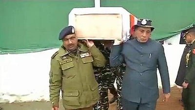 புல்வாமா தாக்குதல்: மரணமடைந்த வீரரின் உடலைச் சுமந்த ராஜ்நாத் சிங் 