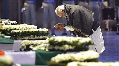 வீரர்களின் உடலுக்கு மோடி - ராகுல் அஞ்சலி