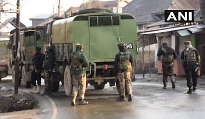 காஷ்மீரில் பயங்கரவாதிகளுடன் வீரர்கள் கடும் துப்பாக்கிச்சூடு: 4 வீரர்கள் வீரமரணம்!