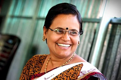 பெற்ற தாயே மகளை விற்கத் துணிந்த கொடுமை! புடம் போட்ட தங்கமாய் மீண்டு சமூகசேவையில் வெற்றி நடைபோடும் மகள்!