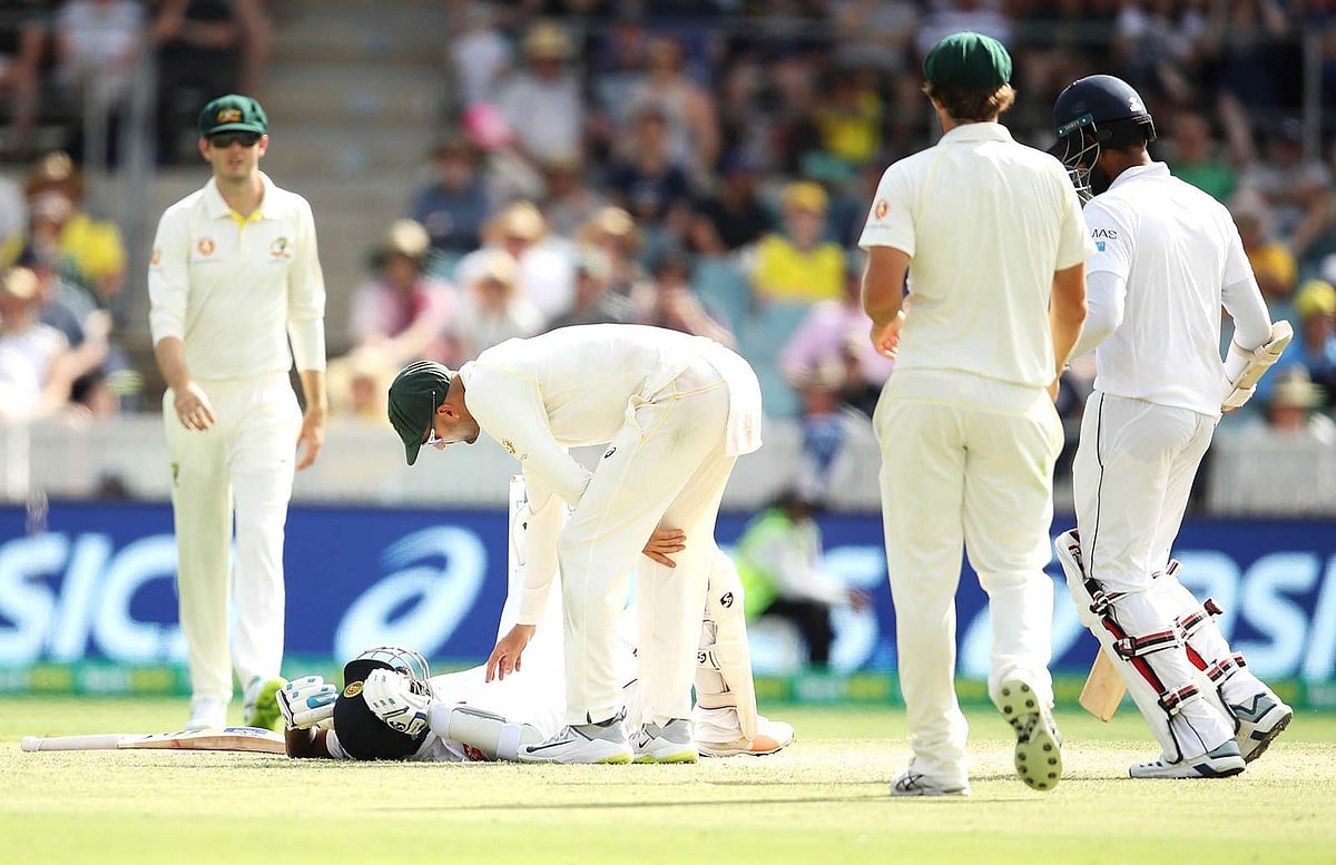 பவுன்சர் பந்தால் தாக்கப்பட்ட இலங்கை வீரர்! ஆஸ்திரேலியாவுக்கு எதிரான டெஸ்டில் பரபரப்பு!