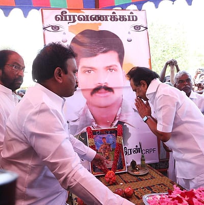 புல்வாமா தாக்குதலில் உயிரிழந்த வீரர் குடும்பத்திற்கு ஸ்டாலின் நேரில் நிதியுதவி 