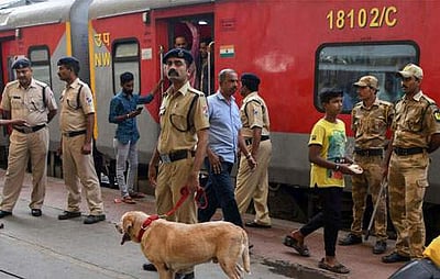 இந்தியா-பாகிஸ்தான் எல்லையில் பதற்றம்: ரயில்வே நிர்வாகத்திற்கு பாதுகாப்பு எச்சரிக்கை