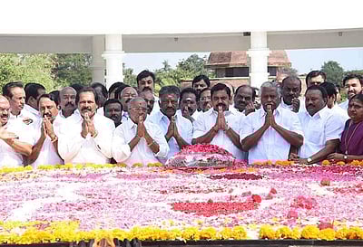 அறிஞர் அண்ணாவின் 50-ஆவது நினைவு தினம்: முதல்வர் தலைமையில் அதிமுக தலைவர்கள் அஞ்சலி 