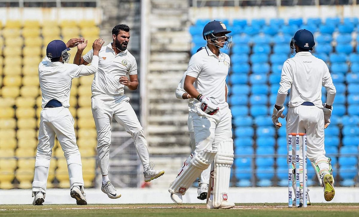 பரபரப்பான ரஞ்சி இறுதி ஆட்டத்தில் 5 ரன்கள் முன்னிலை பெற்ற விதர்பா!