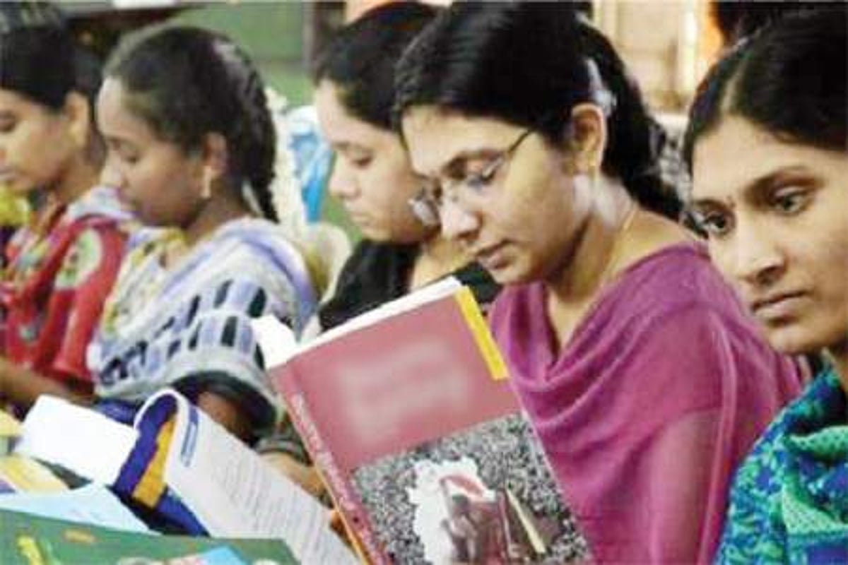 பொது நூலகங்களில் தமிழக அரசின் பாடநூல்கள்: போட்டித் தேர்வர்களுக்கு உதவ அரசு நடவடிக்கை எடுக்குமா?