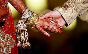 உ.பியில் ஒரு சுவாரசியம்! காவல் நிலையத்தில் வைத்து திருமணம் செய்துகொண்ட போலீஸ் காதல்ஜோடி!