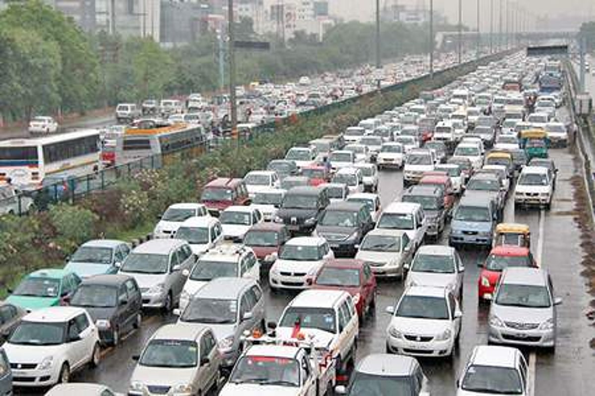 தமிழக கார் நிறுவனங்களில் 10 லட்சம் பேர் வேலை பறிபோகும் அபாயம்? அரசு நடவடிக்கை எடுக்குமா?