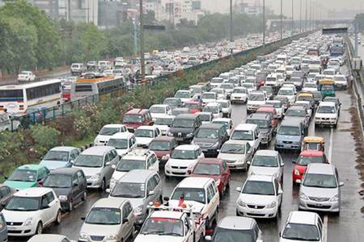 தமிழக கார் நிறுவனங்களில் 10 லட்சம் பேர் வேலை பறிபோகும் அபாயம்? அரசு நடவடிக்கை எடுக்குமா?