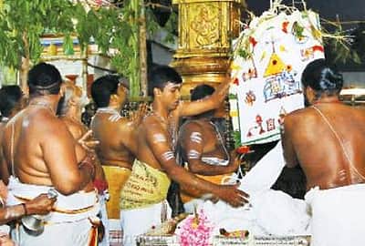 தாயிற்கும் சேயிற்கும் உள்ள தொப்புள்கொடி பந்தத்தை உணர்த்தும் கபாலீஸ்வரர் கொடியேற்றம்!