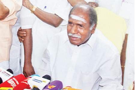 அதிமுக தலைமை அலுவலகம் சென்று அக்கட்சியினருடன் கலந்துரையாடிய முன்னாள் முதல்வர்