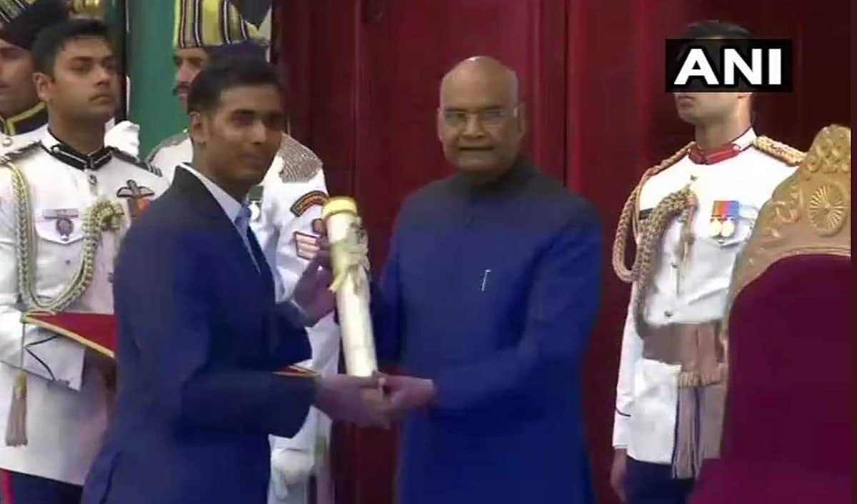 குடியரசுத் தலைவர் மாளிகையில் கோலாகலமாக நடந்த பத்ம விருதுகள் வழங்கும் விழா