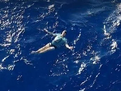 தனது ஜீன்ஸைக் கருவியாகப் பயன்படுத்தி பசிபிக் கடலில் மூன்று மணி நேரம் தப்பிப் பிழைத்த இளைஞர் 