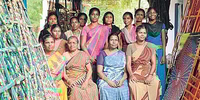 ‘அன்றொரு நாள் இல்லத்தரசி இன்று பல்ப் ஃபேக்டரி முதலாளி’ எனப் பலருக்கும் வெளிச்சம் தரும் தனலட்சுமியின் கதை!