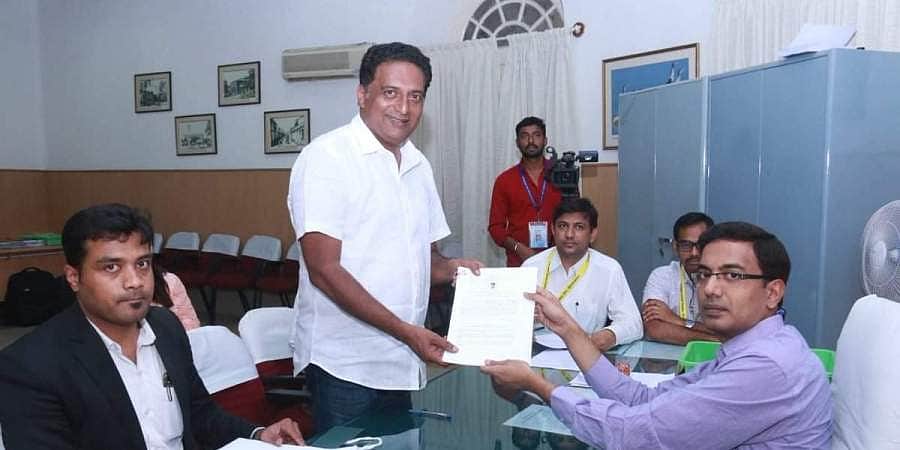 மத்திய பெங்களூரு தொகுதியில் வேட்பு மனுத் தாக்கல் செய்தார் நடிகர் பிரகாஷ் ராஜ்