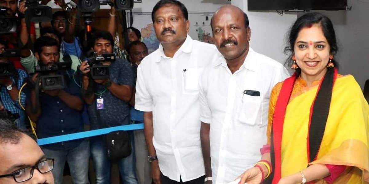 9 வங்கிக் கணக்கு; ஆனால் வைத்திருப்பது டிவிஎஸ் எக்ஸ்எல்: திமுகவின் அழகான வேட்பாளரின் பின்னணி