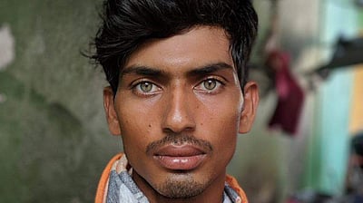 சமுக வலைத்தளங்களில் வைரலான கட்டுமானத் தொழிலாளரின் புகைப்படம்